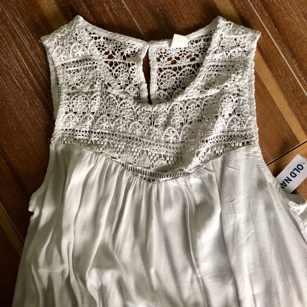 🟣 NWT Old Navy Lace Yoke Keyhole Top
